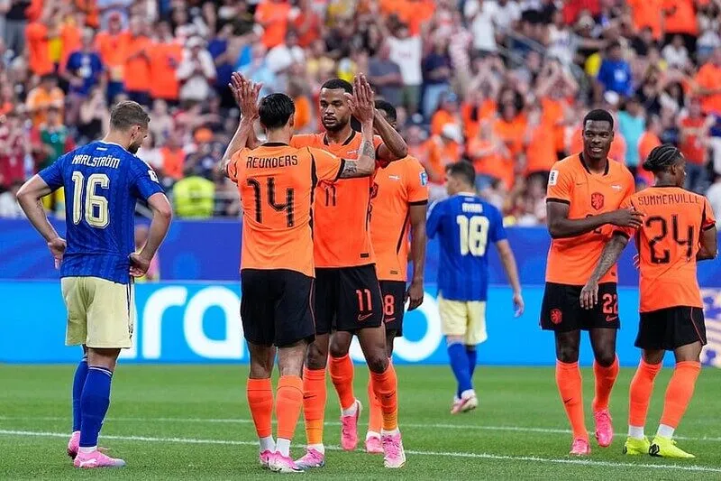 Hà Lan công hay nhưng thủ kém với sơ đồ 3-1-6